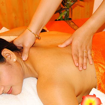 Rücken-Nacken-Massage mit warmen Öl